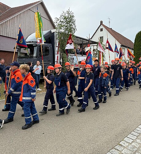 Die Jugendfeuerwehr beim Umzug